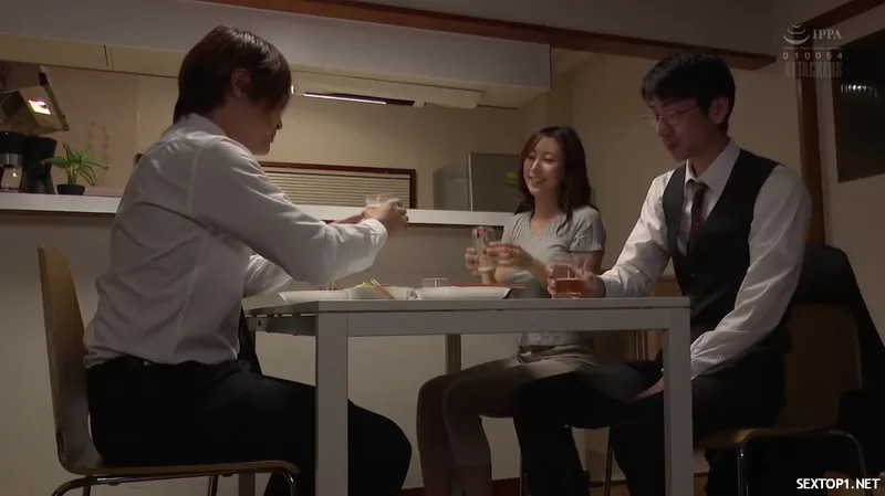 đến nhà cấp trên ở nhờ, cưỡng hiếp luôn vợ sếp