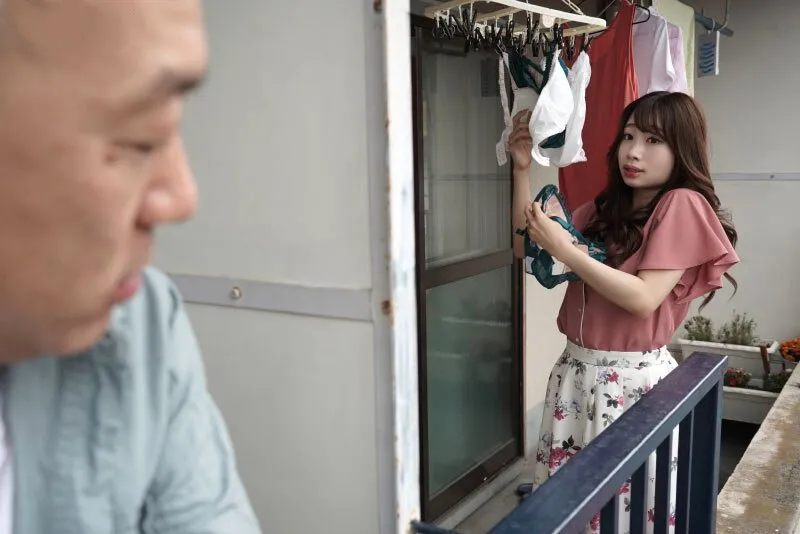 Gã nhà bên chuyên soi mói và cặp vợ yêu chồng yêu thường xuyên rên la quá to