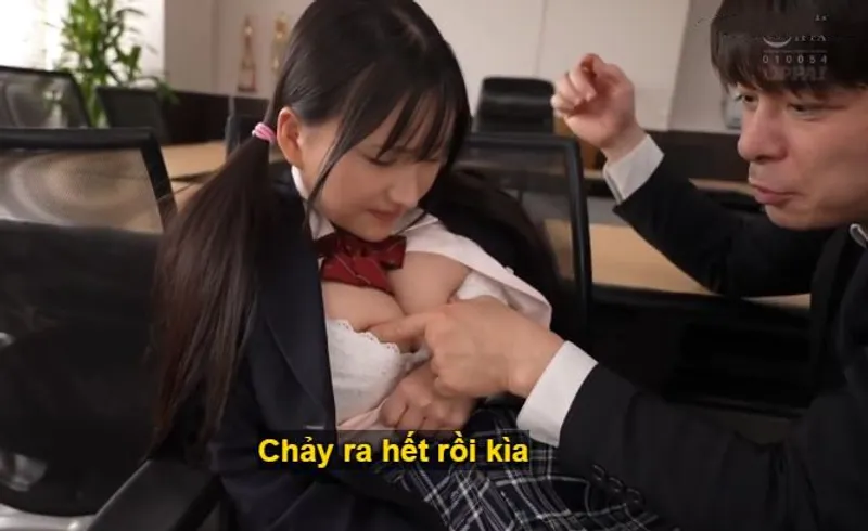 Ba năm trời, thầy giáo rèn luyện cô học trò ngực đẹp thành " bình đựng tinh".