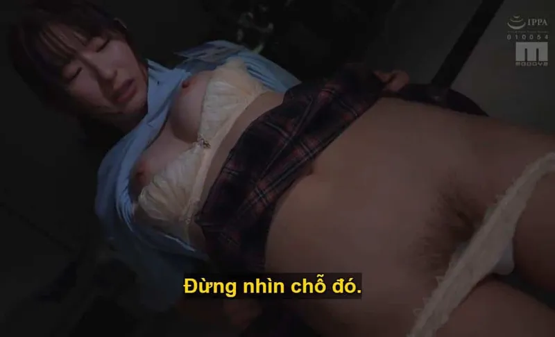 Sếp đang lập mưu "dạy dỗ" cô nhân viên kiêu kỳ lười nhác, suốt ngày chỉ mải mê chat chit với người yêu.