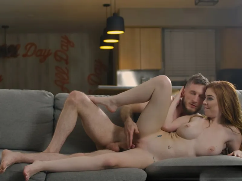 đang tăng ca mà em người yêu cứ dùng lỗ lồn lôi kéo tôi doggy cùng em